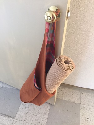 Rust cotton/linen plaid-lined shoulder yoga bag